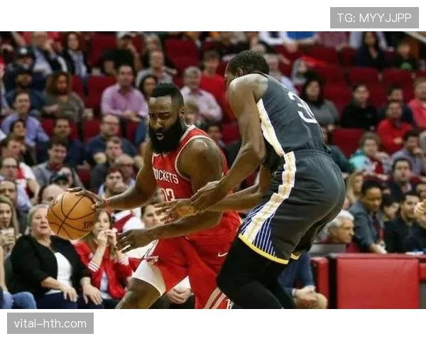 布克突破拉开与哈登得分差距 提升太阳关键时刻进攻效率